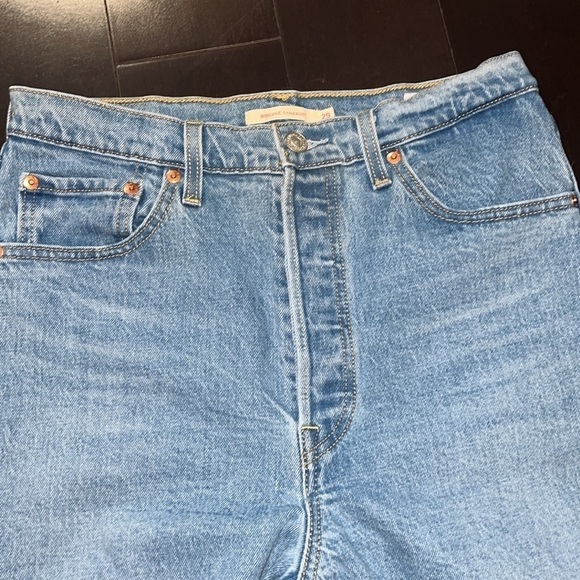 LEVIS ‘Ribcage Straight’ Premium High Rise Ankle Show Jeans - Ripped Knee - 29” - Picture 2 of 10